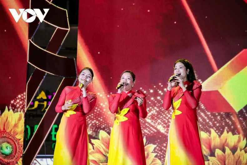 Le programme s'est clôturé avec la chanson « Allons voter ensemble » interprétée par les chanteurs Thu Thuy, Minh Quan, Tien Hung et Minh Thuy. La scène étincelante de drapeaux et de feux d'artifice électriques a créé une ambiance vibrante, propageant l'esprit de solidarité et la responsabilité de chaque électeur vers le jour du scrutin.