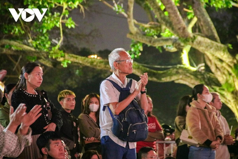 Monsieur Nguyen Minh Quang, âgé de 76 ans, a partagé : « Le programme artistique d'aujourd'hui est très significatif et riche en émotions. Les chansons sur la Patrie et le jour du scrutin m'ont permis de mieux ressentir l'esprit de solidarité et la responsabilité de chaque citoyen. Je pense que de telles activités aident les gens à mieux comprendre la valeur de leur bulletin de vote et à attendre le jour des élections avec plus d'enthousiasme ».