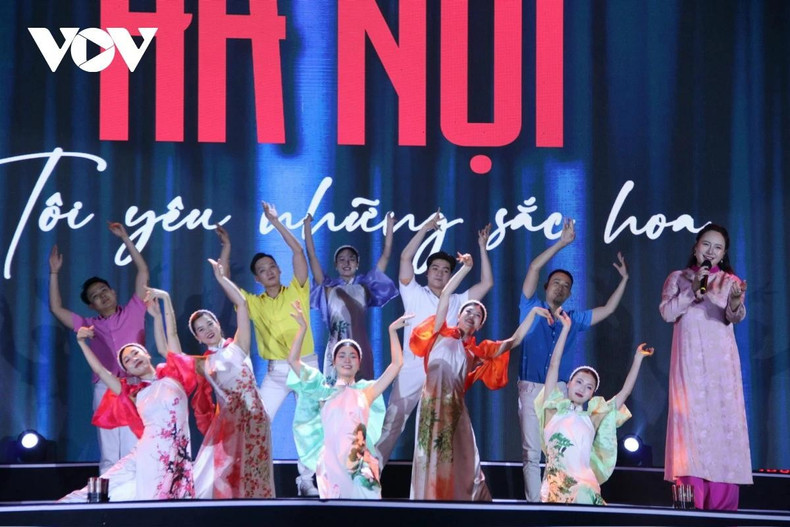 La chanteuse Khanh Linh a interprété la chanson « Hanoi, 12 saisons de fleurs » avec une voix subtile et profonde. Les images des saisons florales caractéristiques de la capitale ont été recréées sur les écrans LED, instaurant un espace romantique typiquement hanoïen.