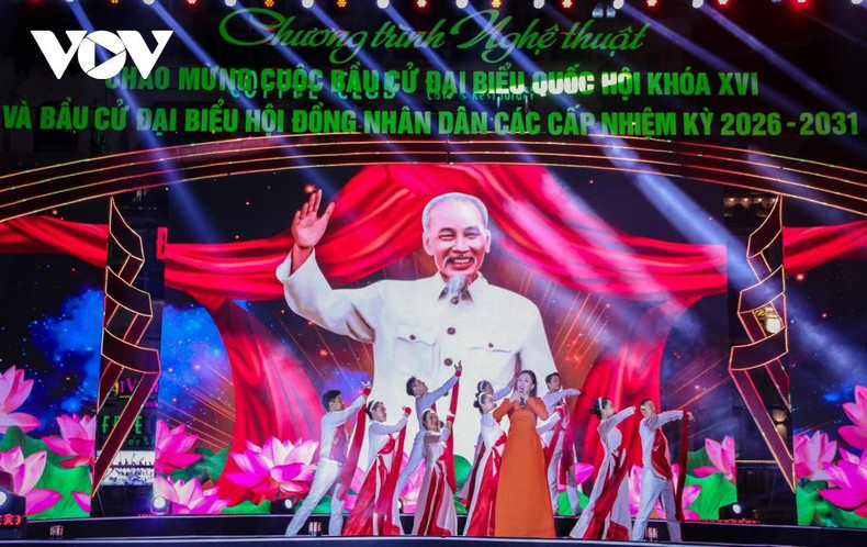 La chanteuse Minh Thuy a présenté l'œuvre « Ho Chi Minh - Le soleil de la vérité ». La mise en scène solennelle a rendu hommage à l'image du Président Ho Chi Minh en tant que lumière guidant la nation.