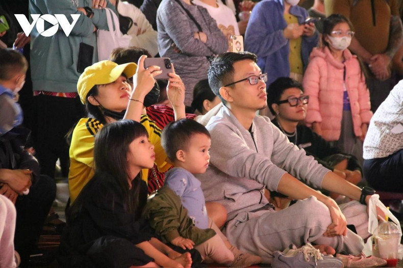 De nombreux habitants et touristes se sont rassemblés dans la zone de la place pour suivre ce spectacle exceptionnel. L'ambiance enthousiaste et joyeuse s'est propagée dans tout le centre de la capitale durant ces journées tournées vers la fête électorale de tout le peuple.