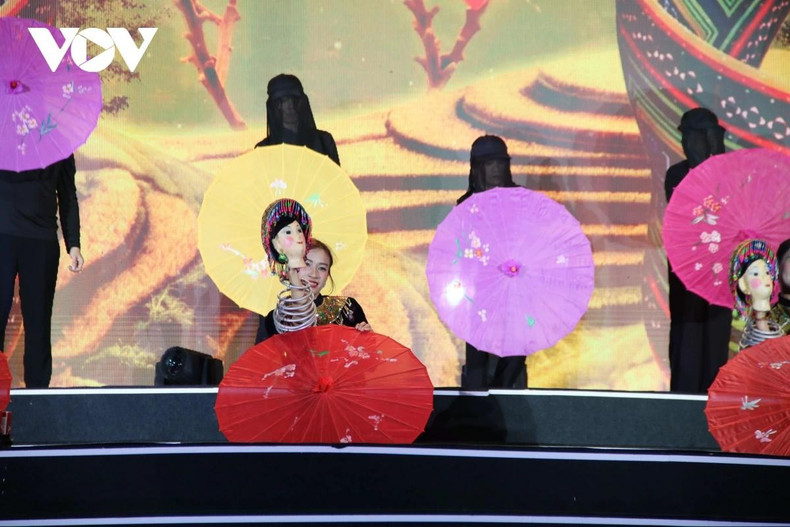 Le numéro de marionnettes « Aller à la fête du printemps » a retracé l'ambiance des fêtes traditionnelles des campagnes vietnamiennes. Les marionnettes animées, accompagnées du rythme des tambours et de la musique traditionnelle, ont formé un tableau culturel dynamique et imprégné d'identité populaire.