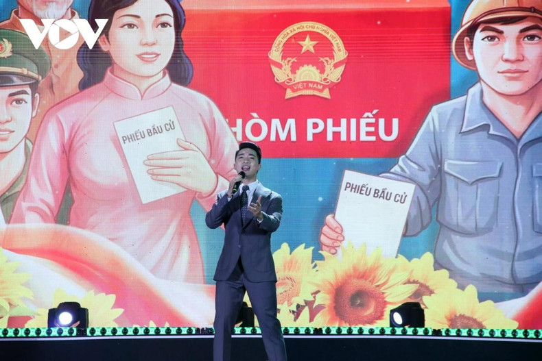 Le chanteur Tien Hung a interprété la chanson « L'ordre du cœur » avec un style puissant et émouvant. Ce numéro a illustré le sens des responsabilités et le désir de contribution des citoyens, diffusant une énergie positive vers l'avenir du pays.