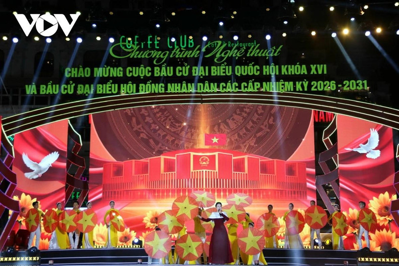 Le medley « Aller voter », interprété par la chanteuse Thu Thuy et sa troupe de danse, a apporté une atmosphère gaie et rythmée. Des drapeaux et des bulletins de vote ont été utilisés comme accessoires, créant une image vivante de la journée électorale nationale.