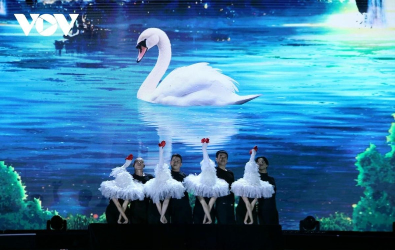 Le numéro de marionnettes « Le Cygne », présenté par les artistes du Théâtre de marionnettes Thang Long, a offert un espace artistique féerique. Les mouvements souples des marionnettes, associés aux jeux de lumière et à la musique folklorique, ont créé une image hautement symbolique sur scène.