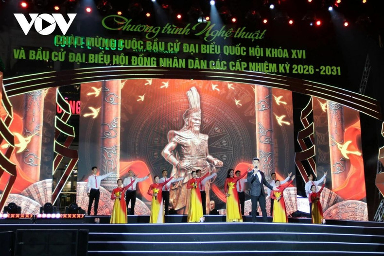 Le spectacle a été réalisé par le Théâtre de marionnettes Thang Long, sous la direction artistique de l'Artiste émérite Le Khanh Toan. Alliant musique, danse, marionnettes et technologies de scène modernes, le programme a proposé de nombreux numéros riches en émotions et en significations.