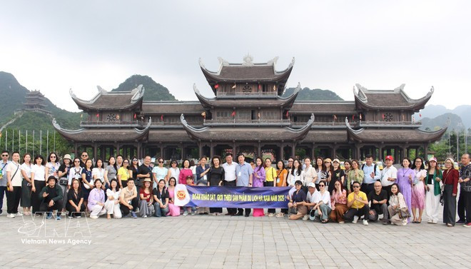 Les 29 et 30 mai 2025, le Département de la Culture, des Sports et du Tourisme de la province de Ha Nam a organisé un voyage de familiarisation afin de découvrir les sites touristiques remarquables et les atouts locaux. La délégation comprenait des représentants de plus de 200 entreprises, investisseurs, prestataires de services touristiques et agences de presse de tout le pays. Photo : VNA