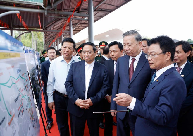 Le secrétaire général To Lam, le Premier ministre Pham Minh Chinh et d'autre délégués effectuent une inspection de terrain à la gare de Dong Dang. Photo: VNA.