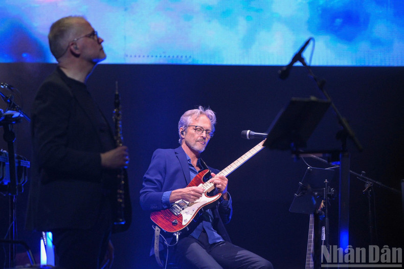 Rolf Løvland et Fionnuala Sherry, accompagnés de leur orchestre, ont transporté le public vietnamien vers les paysages enchanteurs de la Scandinavie, avec ses nuits enneigées, ses églises aux voûtes élancées et les berceuses des mères du Nord. Rolf Løvland et Fionnuala Sherry, accompagnés de leur orchestre, ont transporté le public vietnamien vers les paysages enchanteurs de la Scandinavie, avec ses nuits enneigées, ses églises aux voûtes élancées et les berceuses des mères du Nord.