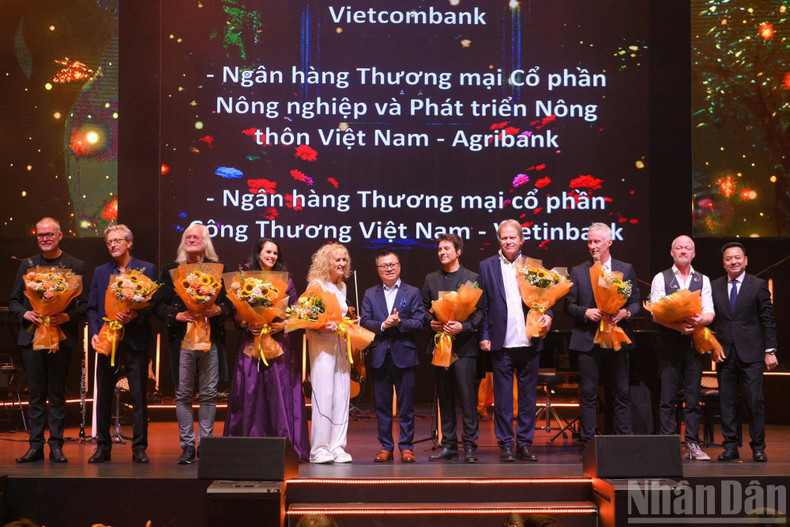 Le Quoc Minh, membre du Comité central du Parti, rédacteur en chef du journal Nhan Dan, vice-chef de la Commission centrale de la propagande, de l’éducation et de la mobilisation des masses, et président de l’Association des journalistes du Vietnam, a offert des fleurs aux artistes. Le Quoc Minh, membre du Comité central du Parti, rédacteur en chef du journal Nhan Dan, vice-chef de la Commission centrale de la propagande, de l’éducation et de la mobilisation des masses, et président de l’Association des journalistes du Vietnam, a offert des fleurs aux artistes.