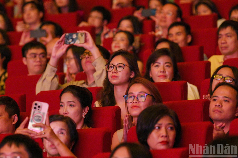 Le public a écouté avec attention et suivi chaque performance de Secret Garden. Le public a écouté avec attention et suivi chaque performance de Secret Garden.