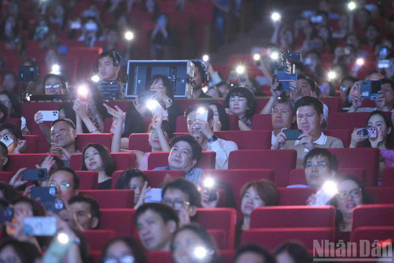 Le concert s’est conclu sur la célèbre chanson “You Raise Me Up”, par laquelle Secret Garden a semblé adresser un message d’adieu empreint d’émotion et d’espoir au public vietnamien. Le concert s’est conclu sur la célèbre chanson “You Raise Me Up”, par laquelle Secret Garden a semblé adresser un message d’adieu empreint d’émotion et d’espoir au public vietnamien.