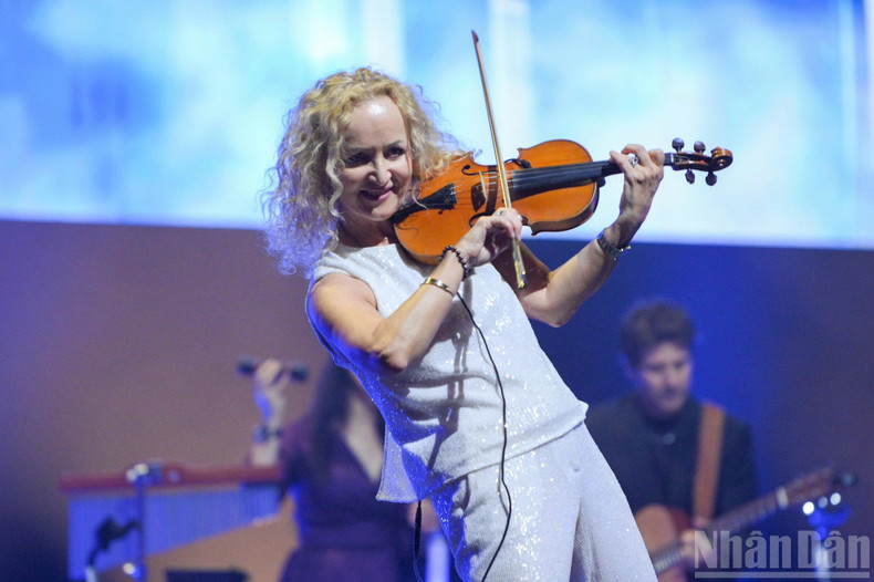Avec son violon familier, Fionnuala Sherry semblait voyager librement dans un monde musical vibrant de couleurs. Avec son violon familier, Fionnuala Sherry semblait voyager librement dans un monde musical vibrant de couleurs.