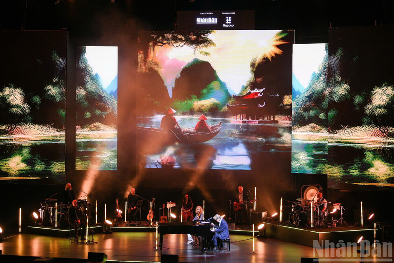 La musique de Secret Garden résonnait sur fond d’images de la nature vietnamienne : les montagnes verdoyantes, les eaux limpides et les couchers de soleil flamboyants de Trang An (province de Ninh Binh), ou encore le jaune éclatant des rizières en terrasses du Nord-Ouest en saison des récoltes. La musique de Secret Garden résonnait sur fond d’images de la nature vietnamienne : les montagnes verdoyantes, les eaux limpides et les couchers de soleil flamboyants de Trang An (province de Ninh Binh), ou encore le jaune éclatant des rizières en terrasses du Nord-Ouest en saison des récoltes.