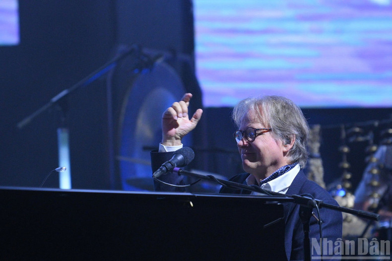 L’artiste Rolf Løvland a confié que certaines de ses compositions lui étaient venues lors de nuits d’insomnie. L’artiste Rolf Løvland a confié que certaines de ses compositions lui étaient venues lors de nuits d’insomnie.