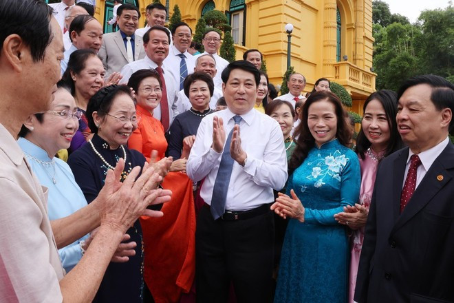 Le président Luong Cuong et les délégués lors de l'événement. Photo : VNA. Le président Luong Cuong et les délégués lors de l'événement. Photo : VNA.