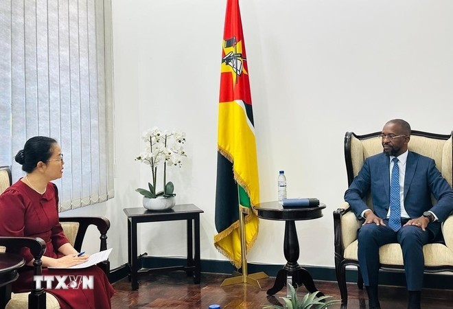 L'ambassadrice du Vietnam au Mozambique, Tran Thi Thu Thin, rencontre le ministre mozambicain de la Défense, Cristóvão Artur Chume. Photo : VNA. L'ambassadrice du Vietnam au Mozambique, Tran Thi Thu Thin, rencontre le ministre mozambicain de la Défense, Cristóvão Artur Chume. Photo : VNA.