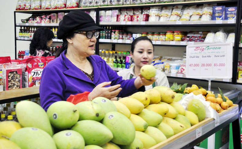 Des mangues Cat Chu de l’ancienne province de Dong Thap mises en vente dans un supermarché. Photo : VNA. Des mangues Cat Chu de l’ancienne province de Dong Thap mises en vente dans un supermarché. Photo : VNA.