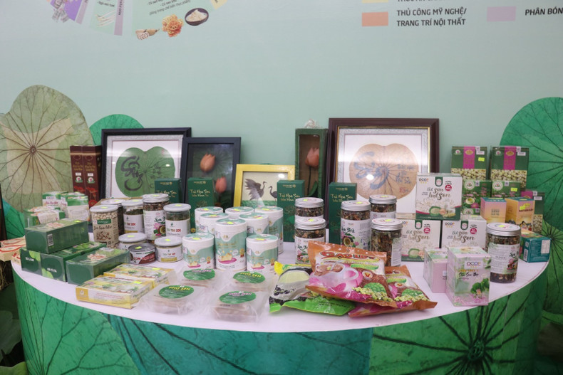 Des produits OCOP de l’ancienne province de Dong Thap mis en vente sur des plateformes de commerce électronique. Photo : VNA. Des produits OCOP de l’ancienne province de Dong Thap mis en vente sur des plateformes de commerce électronique. Photo : VNA.