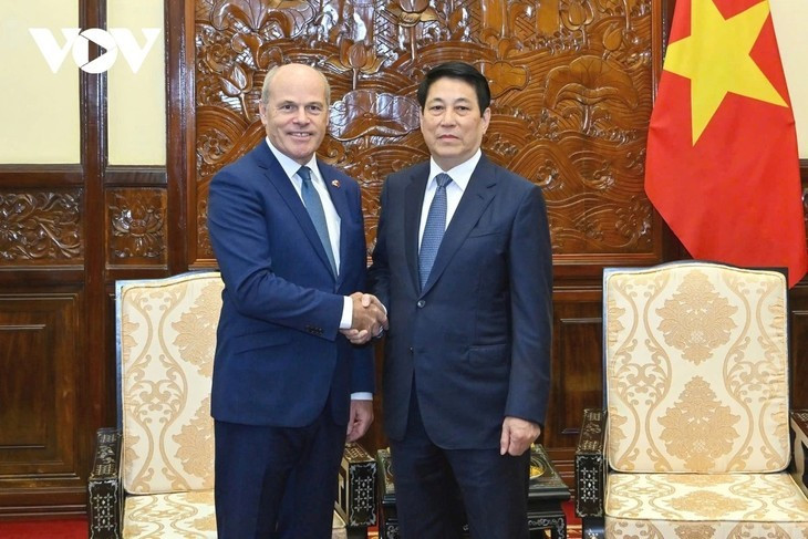 Le président Luong Cuong et l’ambassadeur du Canada, James Nickel. Photo : VOV Le président Luong Cuong et l’ambassadeur du Canada, James Nickel. Photo : VOV