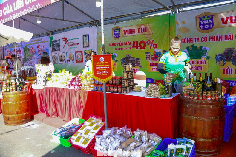 Selon les observations, quelque 40 stands exposant des produits certifiés OCOP, des produits artisanaux ruraux emblématiques, des articles commerciaux caractéristiques ainsi que des produits issus de projets entrepreneuriaux ont été mis en place pour servir le public dès les premières heures de la matinée.