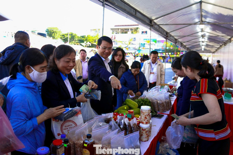 Sur la place du marché de Hoa Khanh, dans le quartier de Lien Chieu, l’espace OCOP est aménagé de manière méthodique et attrayante, présentant une grande diversité de spécialités régionales. Cette organisation contribue à créer une ambiance dynamique et conviviale, propice aux échanges commerciaux à l’occasion des fêtes du Nouvel An lunaire.