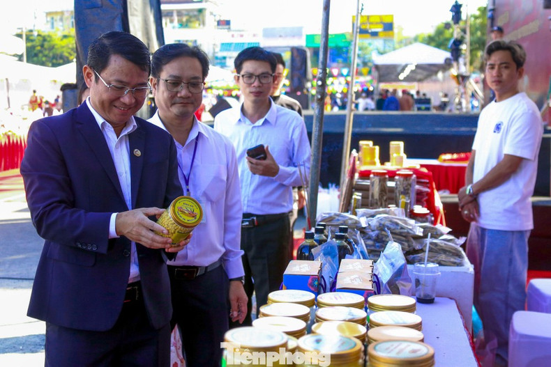 L’animation des stands OCOP contribue non seulement à dynamiser le marché du Têt, mais aussi à promouvoir le message « les Vietnamiens privilégient les produits vietnamiens », tout en valorisant les produits locaux dans une perspective de développement durable.