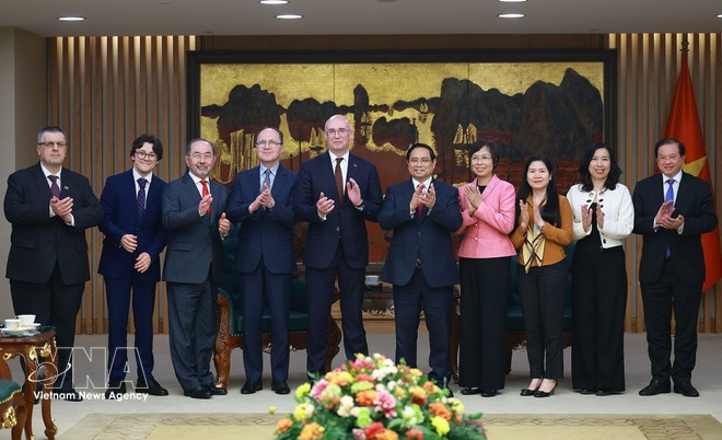 Le Premier ministre Pham Minh Chinh et le directeur général de l'Agence de presse TASS Andrey Kondrashov et des délégués des deux pays. Photo : VNA