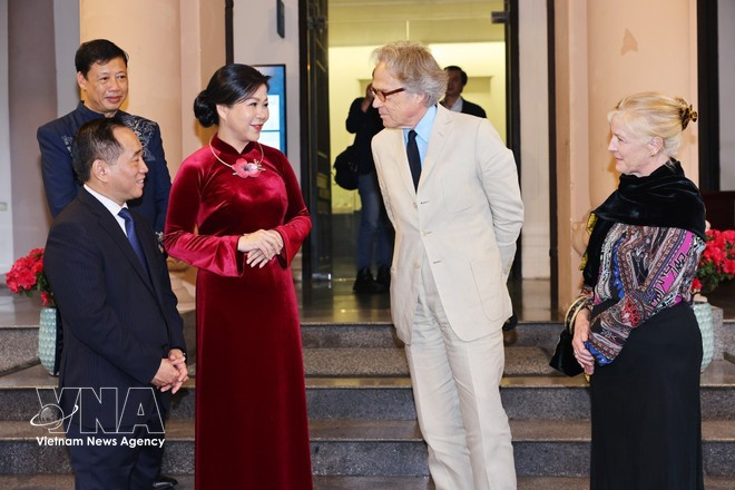 Ngo Phuong Ly (deuxième de gauche), épouse du secrétaire général du Parti, To Lam, le duc de Richmond, Charles Henry Gordon-Lennox, et son épouse au Musée national des Beaux-Arts du Vietnam à Hanoï. Photo : VNA.