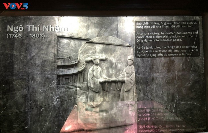 Les technologies numériques et de projection sont utilisées pour transformer les documents historiques en images saisissantes. Photo : Thuy Tiên/VOV1.