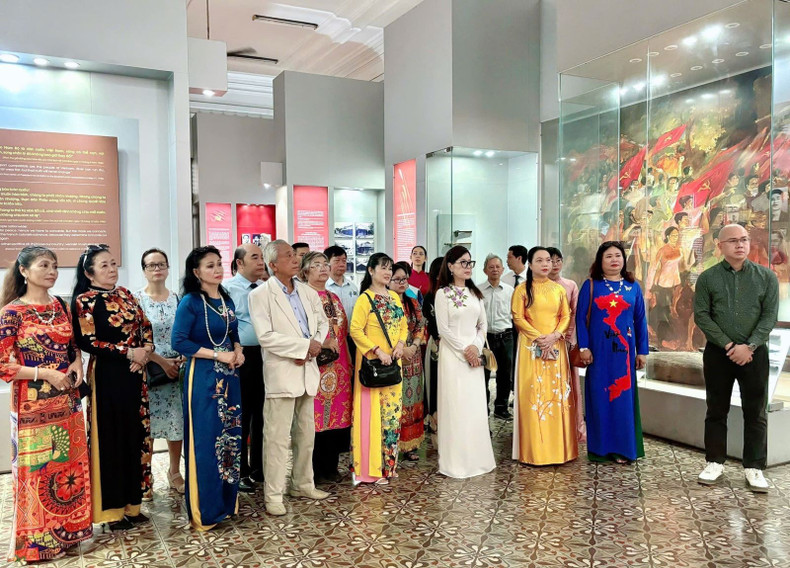 Les Vietnamiens de l'étranger prennent des photos souvenirs dans l'enceinte du Musée de Hô Chi Minh-Ville le jour de la réunion. Les Vietnamiens de l'étranger prennent des photos souvenirs dans l'enceinte du Musée de Hô Chi Minh-Ville le jour de la réunion.