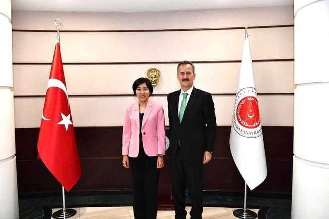 Mme Dang Thi Thu Ha et le président de l’Agence des industries de défense (SSB), Haluk Gorgun. Photo : vtcnews.vn Mme Dang Thi Thu Ha et le président de l’Agence des industries de défense (SSB), Haluk Gorgun. Photo : vtcnews.vn