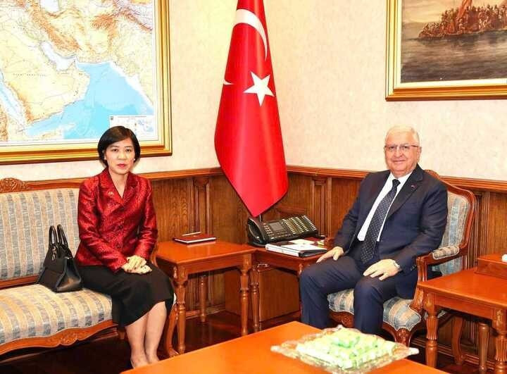 Mme Đang Thi Thu Ha et le ministre turc de la Défense, Yasar Guler. Photo : vtcnews.vn Mme Đang Thi Thu Ha et le ministre turc de la Défense, Yasar Guler. Photo : vtcnews.vn