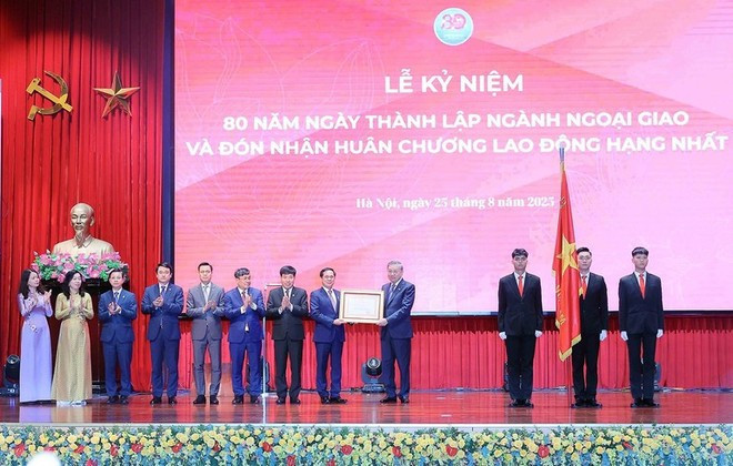Lors de la cérémonie célébrant des 80 ans du secteur diplomatique du Vietnam. Photo : VNA. Lors de la cérémonie célébrant des 80 ans du secteur diplomatique du Vietnam. Photo : VNA.
