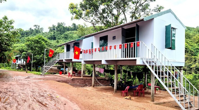 100 maisons pour les minorités ethniques défavorisées en zone frontalière. Photo : VNA. 100 maisons pour les minorités ethniques défavorisées en zone frontalière. Photo : VNA.