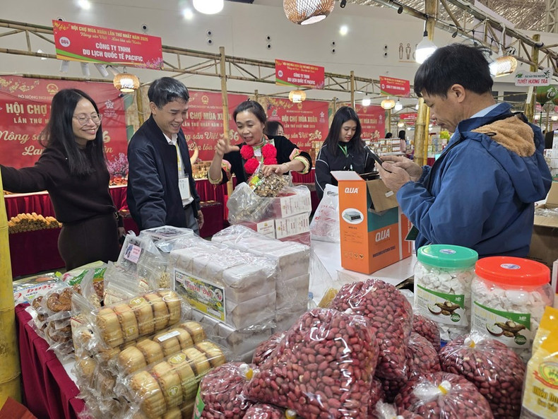 Những nông sản như miến, nấm hương của Cao Bằng đắt khách tại hội chợ