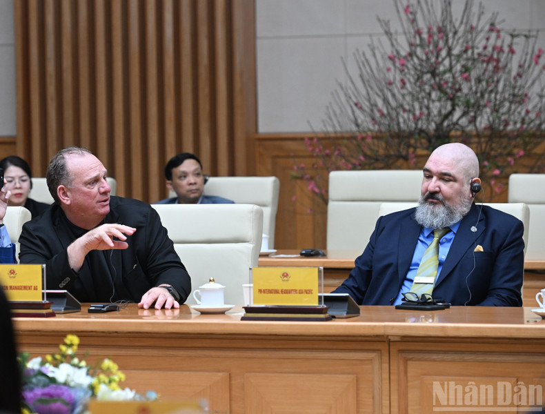 Un représentant de la direction d’une entreprise suisse prend la parole lors de la rencontre.