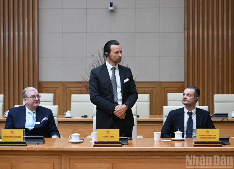 Un représentant de la direction d’une entreprise suisse s’exprime lors de la rencontre.