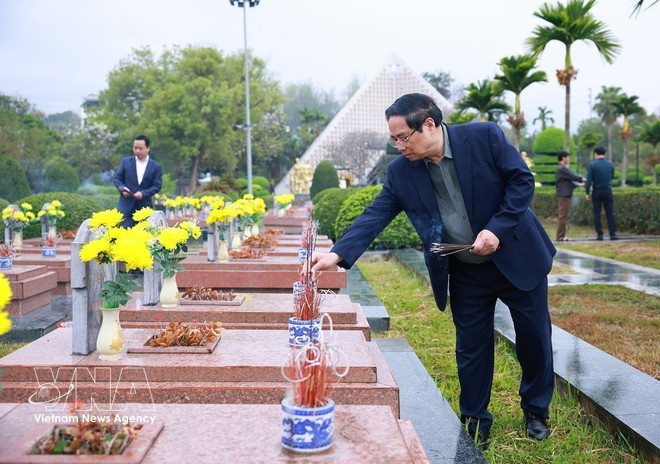 Le Premier ministre Pham Minh Chinh offre de l’encens au cimetière national des martyrs A1. Photo : VNA