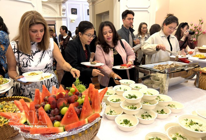 Les invités dégustent de magnifiques plats végétariens vietnamiens lors de cet événement. Photo : Ngoc Quang/VNA.