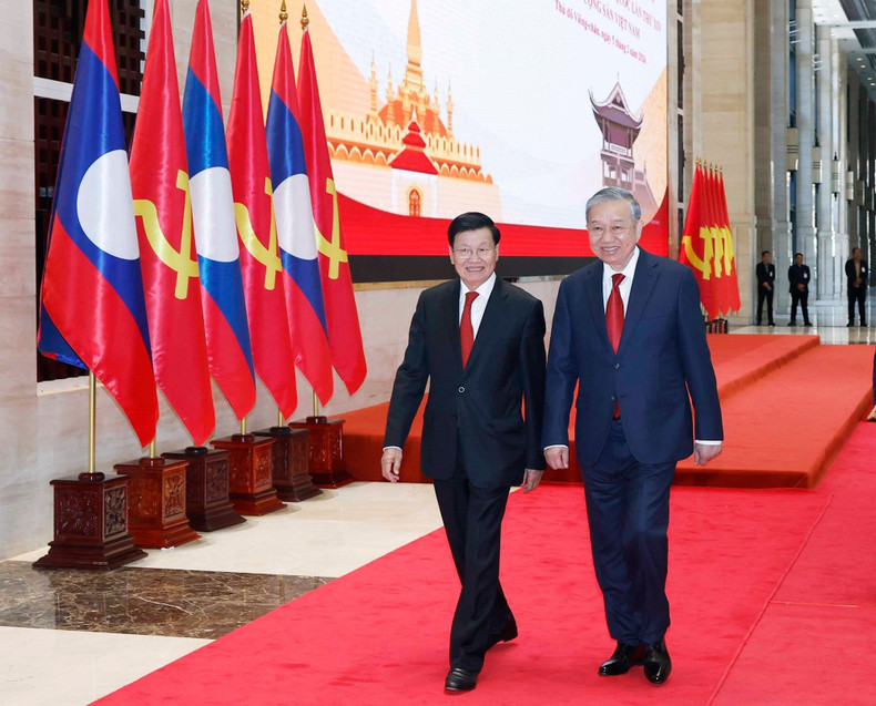 Le Secrétaire général To Lam et le Secrétaire général, Président de la République démocratique populaire lao, Thongloun Sisoulith, assistent à la Conférence d’information sur les résultats du XIVᵉ Congrès national des délégués du Parti communiste du Vietnam. (Photo : Thong Nhat/TTXVN)