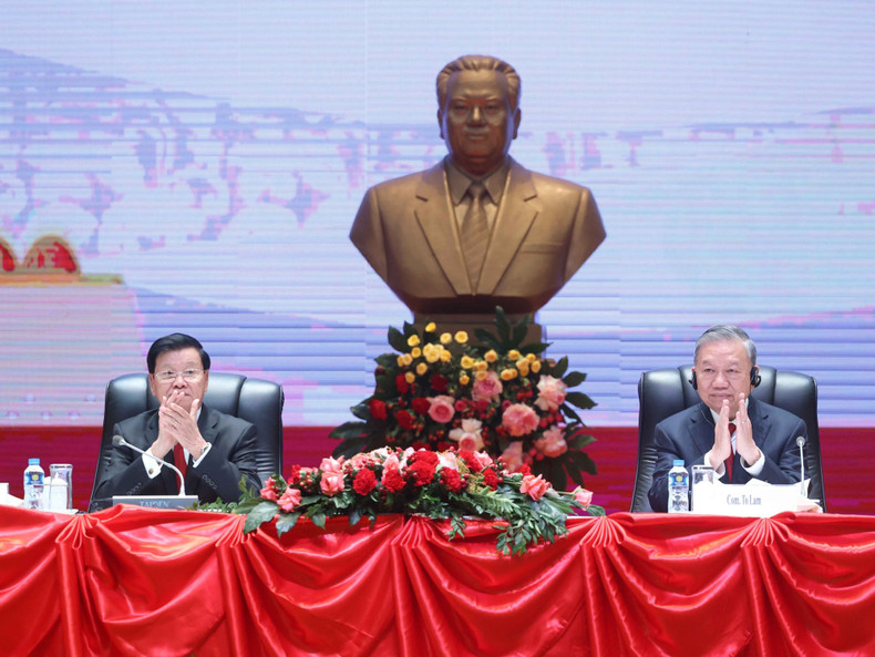 Le Secrétaire général To Lam et le Secrétaire général, Président de la République démocratique populaire lao, Thongloun Sisoulith, assistent à la Conférence d’information sur les résultats du XIVᵉ Congrès national des délégués du Parti communiste du Vietnam. (Photo : Thong Nhat/TTXVN)