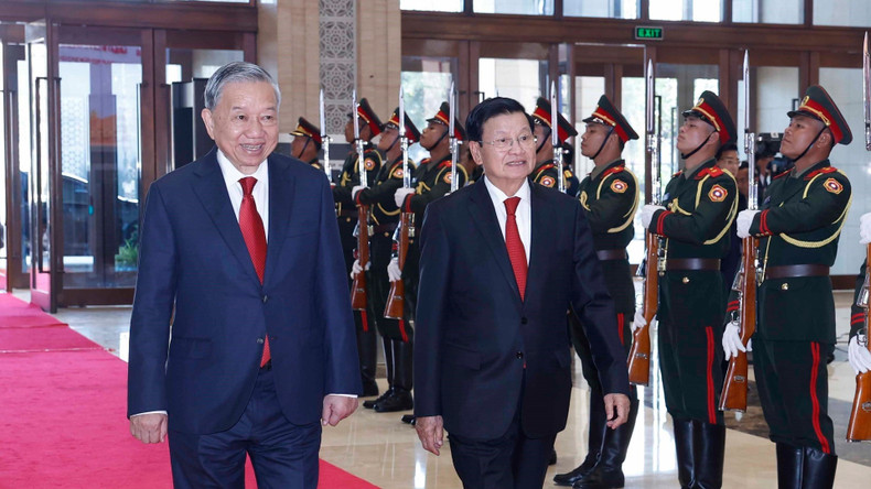 Le Secrétaire général To Lam et le Secrétaire général, Président de la République démocratique populaire lao, Thongloun Sisoulith, assistent à la Conférence d’information sur les résultats du XIVᵉ Congrès national des délégués du Parti communiste du Vietnam. (Photo : Thong Nhat/TTXVN)