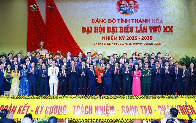 Le Premier ministre Pham Minh Chinh offre des fleurs pour féliciter le Comité exécutif du Comité provincial du Parti de Thanh Hoa pour son mandat 2025-2030. Photo : VNA