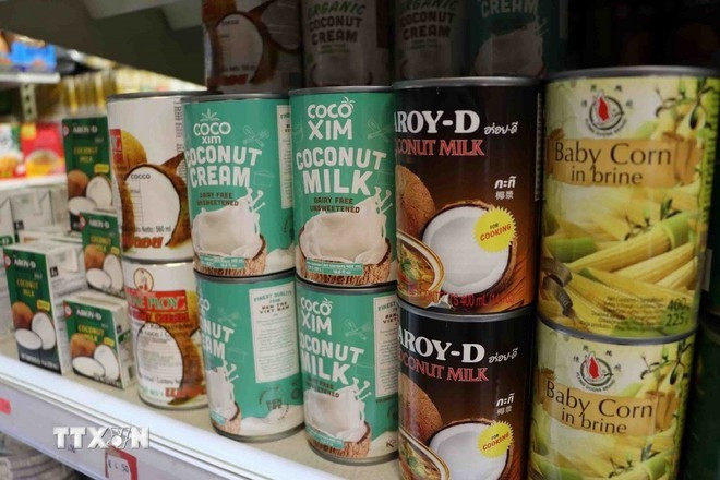 L'eau de coco fraîche Cocoxim, produite par la société Ben Tre Import-Export Joint Stock Company (Betrimex), est très appréciée des consommateurs belges. Photo : VNA