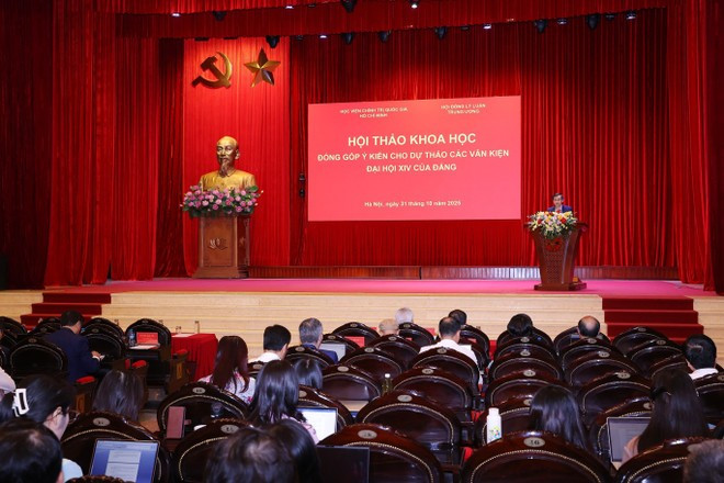 Le 31 octobre 2025, à Hanoï, l'Académie nationale politique Ho Chi Minh, en coordination avec le Conseil central de théorie, a organisé une conférence scientifique sur le thème « Contributions aux documents du 14e Congrès national du Parti. Photo : VNA