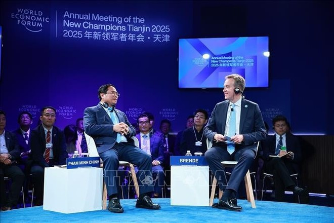 Le Premier ministre Pham Minh Chinh (gauche) au dialogue politique avec le président-directeur général du Forum économique mondial (FEM), Børge Brende. Photo : VNA