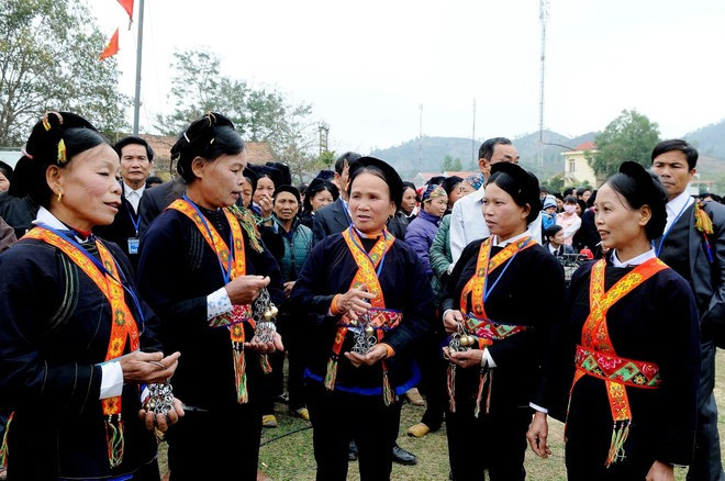 Spectacle de chants folkloriques par des minorités ethniques de la commune de Bien Son, province de Bac Ninh. Photo : VNA