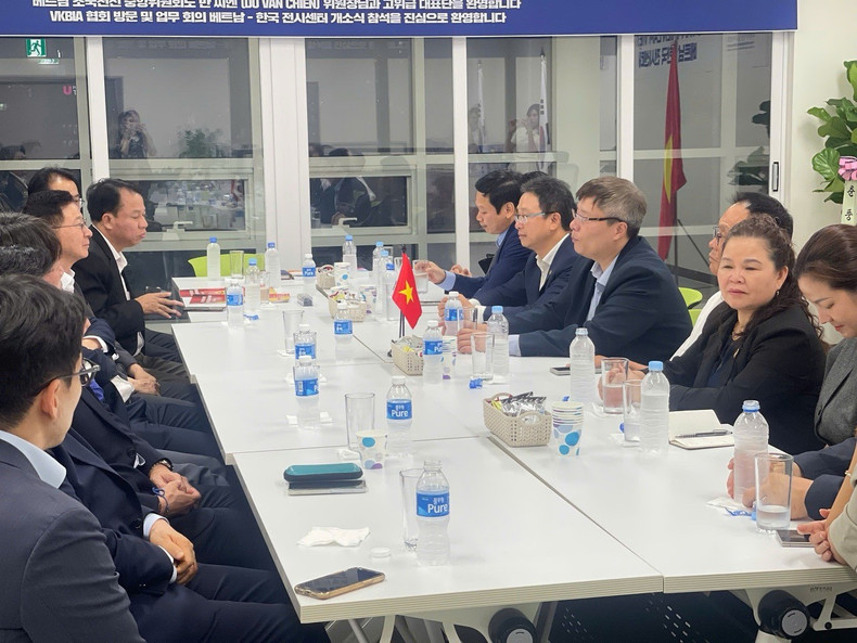 L’Association des Entrepreneurs et Investisseurs Vietnam-République de Corée a échangé avec la délégation de travail sur l’orientation du développement du Bureau d’Exposition Vietnam-République de Corée. Photo : VKBIA. img-7225.jpg