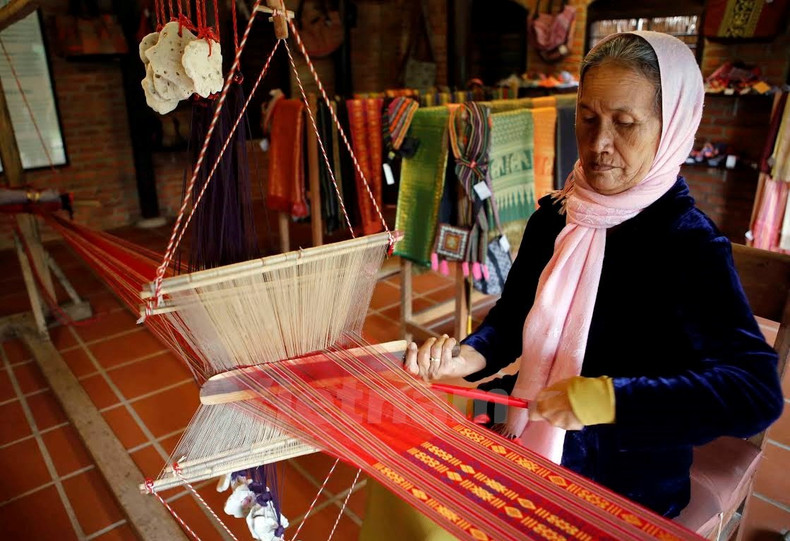 Les produits artisanaux en céramique de Bat Trang ont affirmé leur marque sur les marchés nationaux et internationaux. Photo : thuonghieuvaphapluat. 1-2-copy-2.jpg